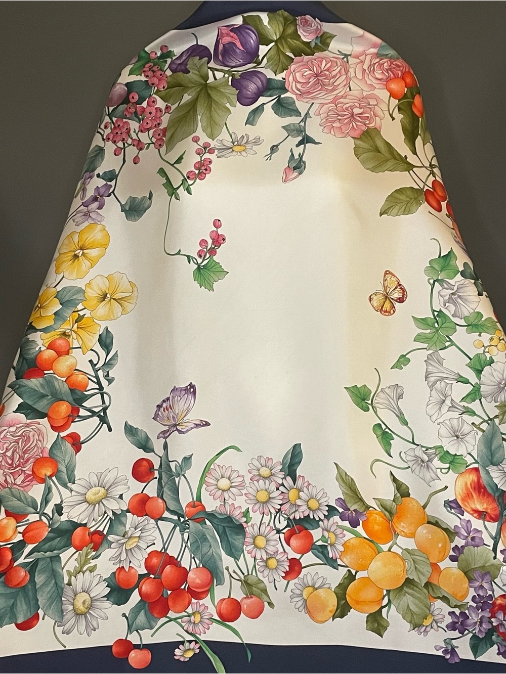 Gorg Gucci Silk Scarf Cherry Fruit Print 34 In Sq Excellent Condition